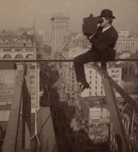 Photographing New York City on a slender support 18 stories above pavement of Fifth Avenue in 1906. (<a href="http://stereo.nypl.org/view/87379" target="_blank">NYPL</a>)